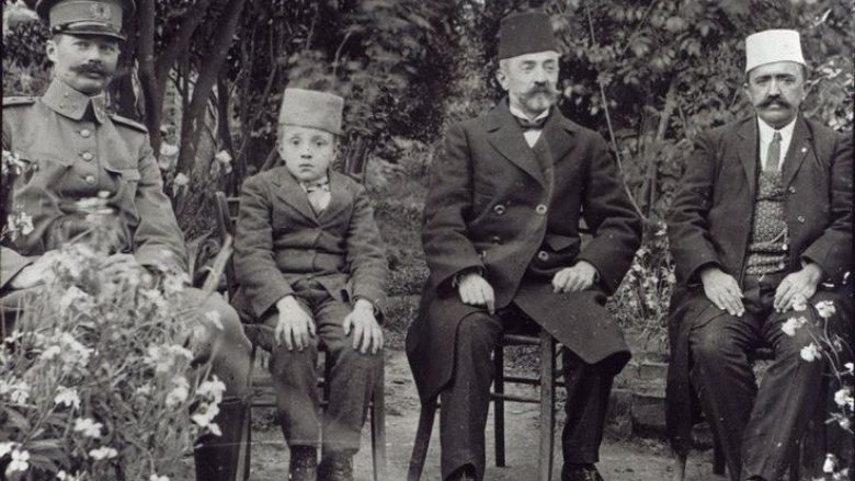 Foto nga Misioni Holandez në Shqipëri. Nga e majta: Gjeneral De Veer, Ibrahim bejzade Biçakçiu 10-vjeçar (kryeministër më 1944), Aqif pashë Elbasani (i ati i Ibrahimit), Ali Agjah bej Elbasani (Foto nga koloneli Lodewijk Thomson)