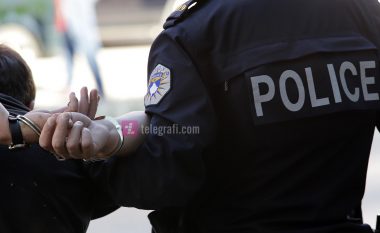 Arrestohet një 30 vjeçar në Shkabaj – policia i gjeti drogë e armë pas batisjes në shtëpi