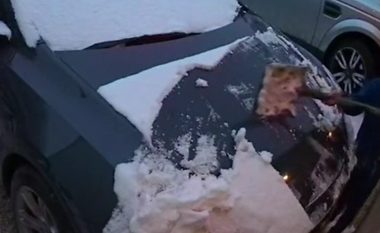 Burri u trondit kur pa gërvishtjet në makinë, e kuptoi se djali i tij shtatëvjeçar e kishte gërvishtur duke hequr borën me lopatë