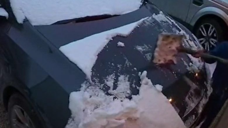 Burri u trondit kur pa gërvishtjet në makinë, e kuptoi se djali i tij shtatëvjeçar e kishte gërvishtur duke hequr borën me lopatë