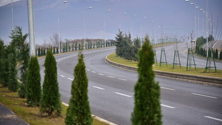 Qarkullimi në rrugët shtetërore të Maqedonisë po zhvillohet pa probleme, në rrugë të lagështa