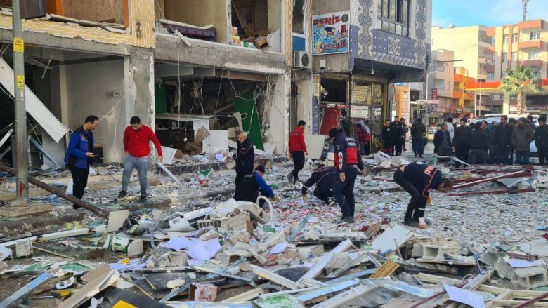 Shpërthim në një ndërtesë në Shanlıurfa të Turqisë, raportohet për gjashtë të lënduar – pamje nga vendi i ngjarjes