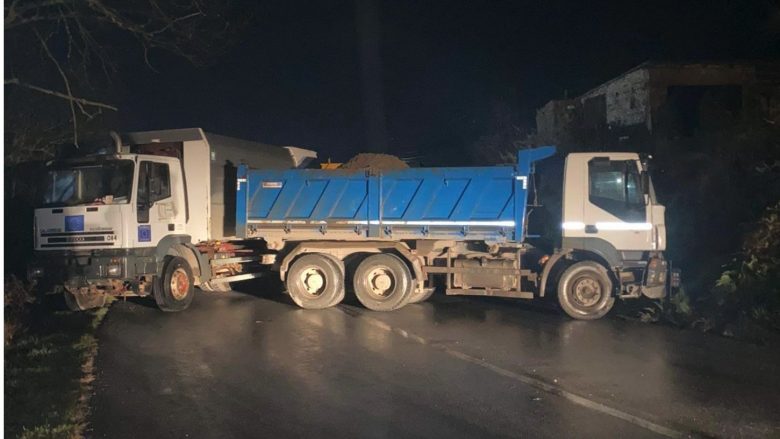 Serbët përdorin kamionët që janë donacion i BE-së, për të bllokuar rrugët në veri