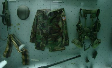 Majko uron veteranët e Luftës së Kosovës me foton e uniformës së ushtrisë amerikane që ndodhet në muzeun e Beogradit