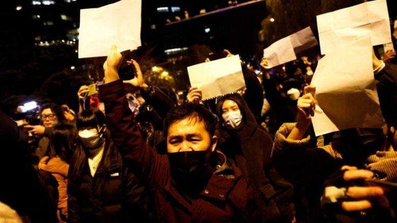 “Mësuesi Li”: Si një përdorues kinez i Twitter-it u bë ‘qendra e informacionit’ për botën, rreth protestave masive në Kinë