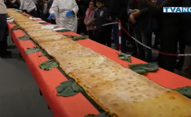 Kuzhinierët italianë gatuajnë një lloj buke të mbushur prej më shumë se 17 metra
