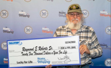 Burri nga Massachusetts fiton çmimin e lotarisë me vlerë 150 mijë dollarë në vit – shifër të cilën do ta marrë gjatë gjithë jetës