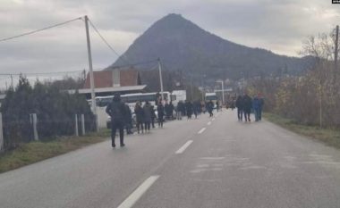 Dëgjohen alarme në veri, serbët bllokojnë rrugët në Rudarë dhe Leposaviq