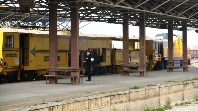 Kurti: Rehabilitimi i hekurudhës Fushë Kosovë-Mitrovicë shërben për lidhjen e vendit me rajonin