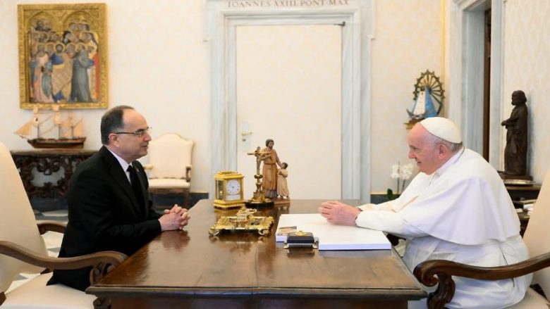 Begaj pritet në Vatikan, flet me Papa Françeskun për progresin e Kosovës