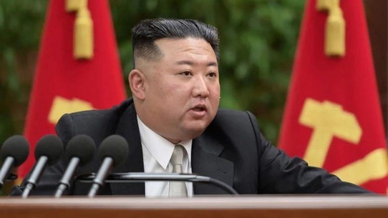 Kim Jong Un zbulon “listën e tij të dëshirave për vitin 2023, për ushtrinë e tij” – një tregues se ai do të vazhdojë serinë provokuese të shfaqjeve të armëve