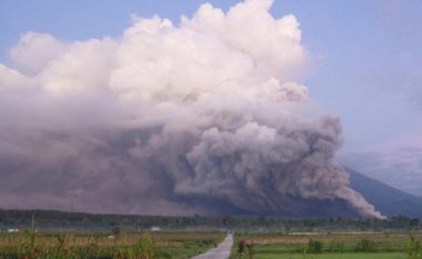 Alarmi është ngritur në nivelin më të lartë pas shpërthimit të vullkanit Semeru në Indonezi