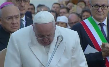 Papa Françesku ka shpërthyer në lot teksa përmendi Ukrainën në lutjet publike në qendër të Romës