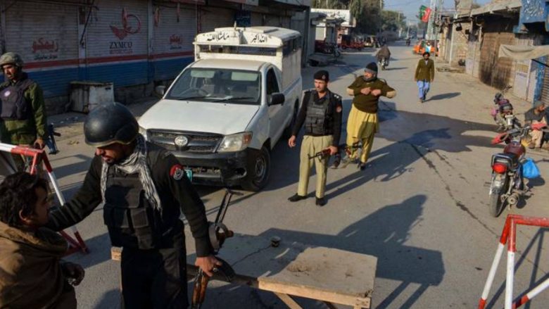 Talebanët pakistanezë marrin pengje pasi mposhtën rojet dhe morën kontrollin e burgut ku po mbaheshin