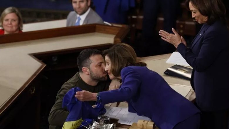 Një video ku shihet Zelensky duke puthur Nancy Pelosin në Kongres është parë rreth 400 mijë herë