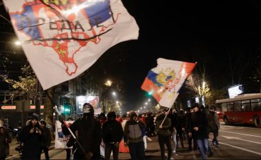 Kush janë njerëzit me maska që “po e mbrojnë Kosovën në Beograd”?