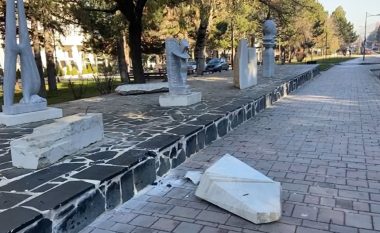 Akte vandalësh në Korçë, dëmtohen skulpturat e parkut