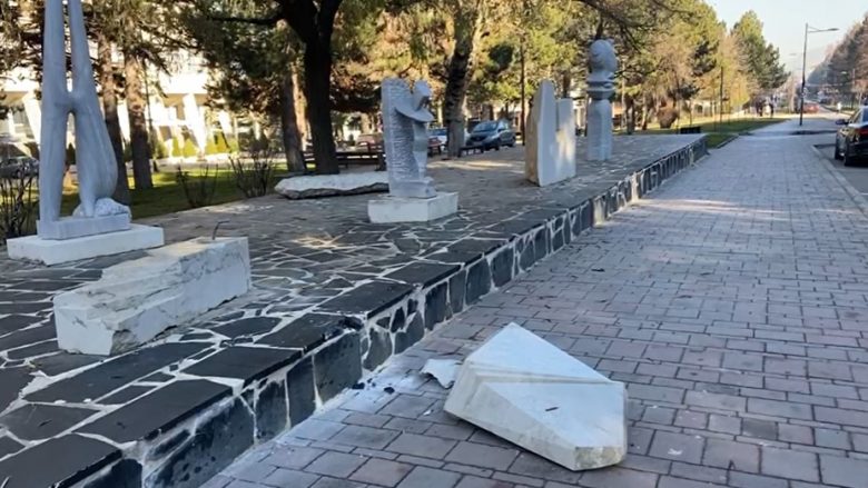 Akte vandalësh në Korçë, dëmtohen skulpturat e parkut