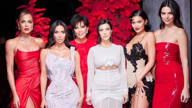 Kim Kardashian akuzohet për ‘photoshop’ në një fotografi familjare të realizuar për Krishtlindje