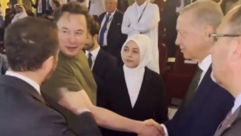 Mënyra se si shtrënguan duart Erdogan dhe Musk – detaji që ra në sy në takimin mes tyre në Katar