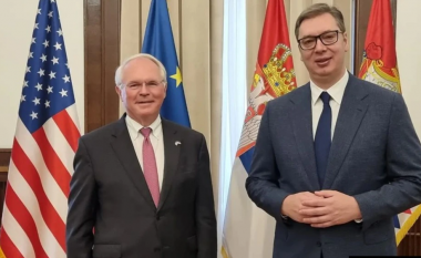 Ambasadori amerikan Hill diskuton me Vuçiqin për situatën në Kosovë