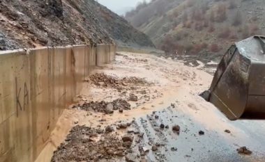Moti i keq shkakton përmbytje dhe bllokim rrugësh në Shqipëri