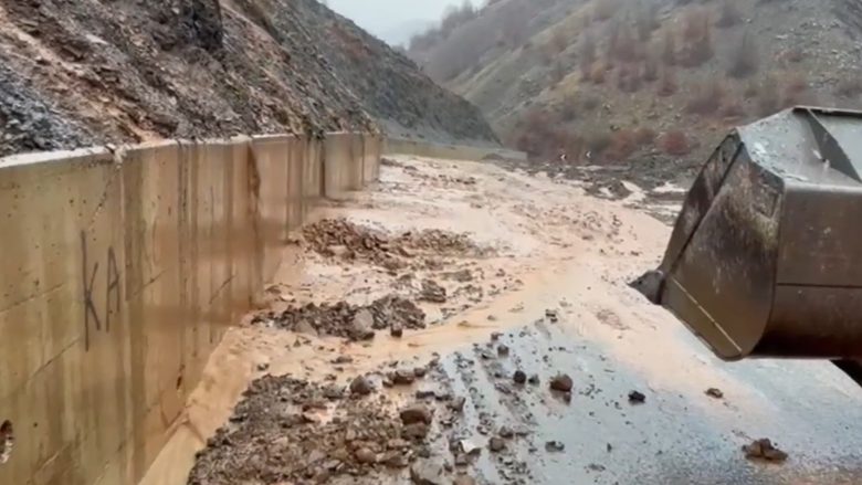 Moti i keq shkakton përmbytje dhe bllokim rrugësh në Shqipëri