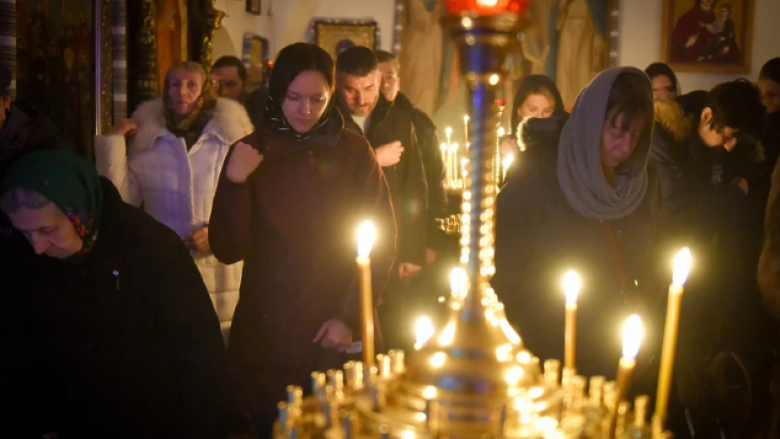 Disa ukrainas festojnë sot Krishtlindjet për t’u ndarë me Rusinë