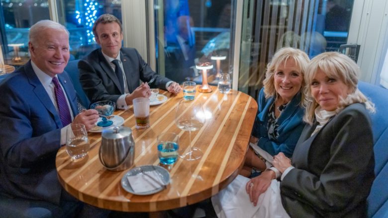Biden ndan një fotografi duke ngrënë akullore me presidentin francez Macron – në një restorant italian në Uashington