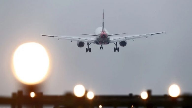 Të rrezikosh kaq shumë për të emigruar: Një burrë i vdekur gjendet në pjesën e rrotave të aeroplanit që fluturonte nga Gambia në Britani