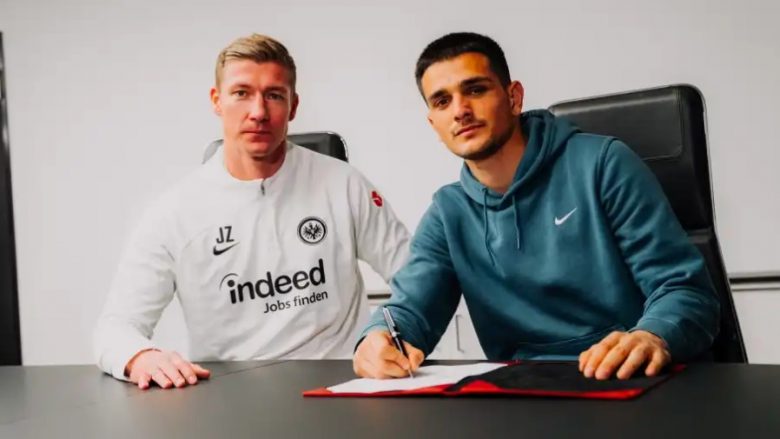 Zyrtare: Portieri i talentuar shqiptar Simon Simoni nënshkruan me Eintracht Frankfurt