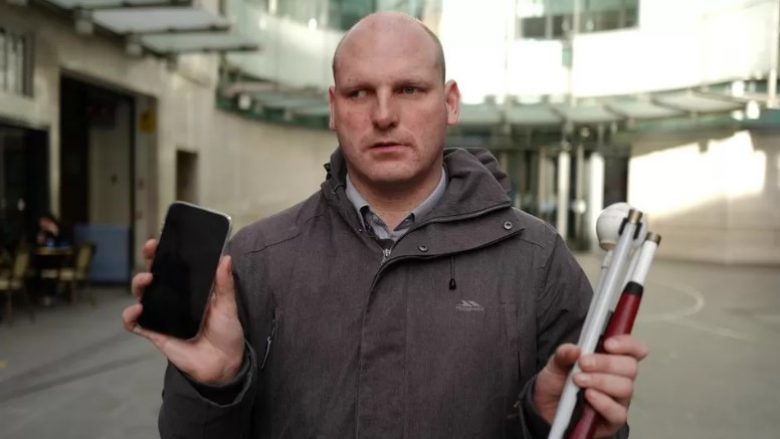 Gazetari i verbër i BBC tregon se si arriti të shtrinte për tokë hajnin që tentoi t’ia vidhte celularin