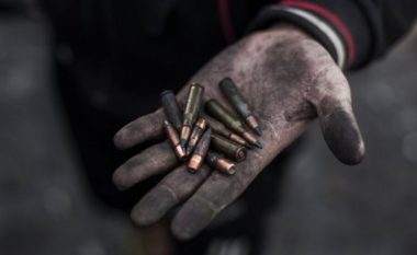 Pasi po i mbarojnë rezervat, Rusia po i kthehet municionit të vjetër me dekada