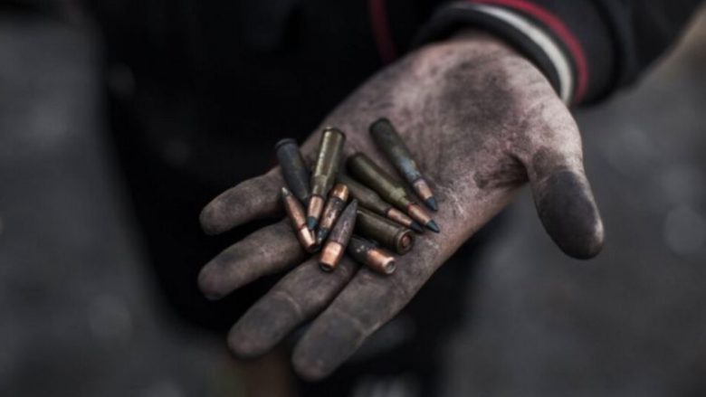 Pasi po i mbarojnë rezervat, Rusia po i kthehet municionit të vjetër me dekada