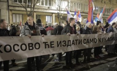 Djathtistët serbë protestojnë në Beograd, janë kundër dialogut me Kosovën