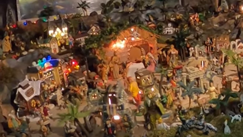 Skena e festave të një banori të Rhode Island përmban më shumë se 400 figura