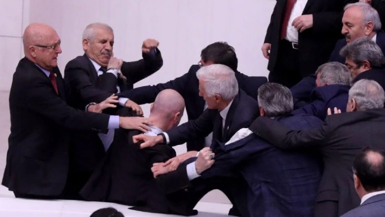 Përleshje në Parlamentin e Turqisë, deputeti i opozitës shtrohet në spital pas goditjes në kokë
