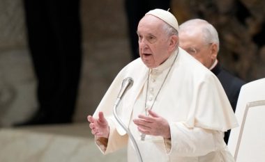 Papa Françesku në meshën për Krishtlindjet: Ne dimë kaq shumë gjëra për këtë festë, por po e harrojmë kuptimin e saj