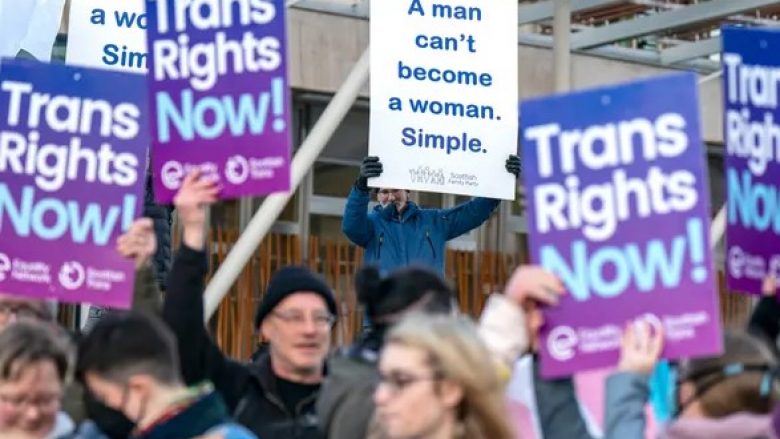 Skocia miraton legjislacionin e diskutueshëm që e bën më të lehtë ndryshimin ligjor të gjinisë