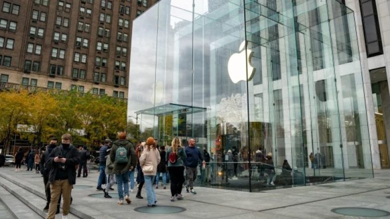 Një burrë grabitet duke shkuar te makina e tij, pak sekonda pasi bleu 300 iPhone në një dyqan Apple në Nju Jork