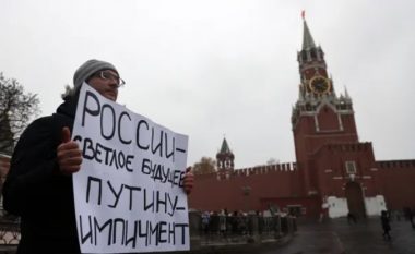 Inteligjenca britanike: Mbështetja për luftën e Putinit në Ukrainë po bie në Rusi
