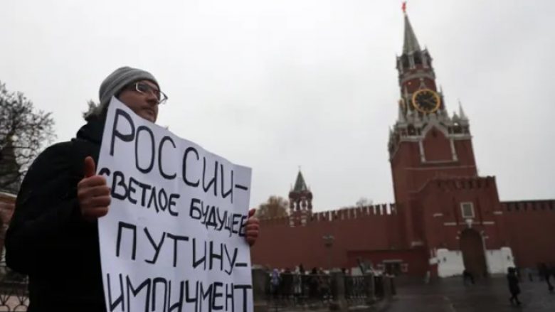 Inteligjenca britanike: Mbështetja për luftën e Putinit në Ukrainë po bie në Rusi