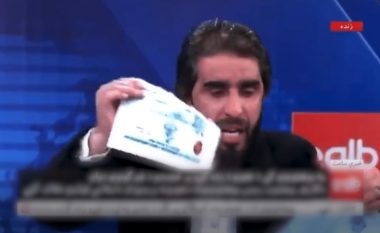 “Nuk është vend për shkollim”: Profesori afgan gris diplomat, gjatë një transmetimi LIVE në televizion