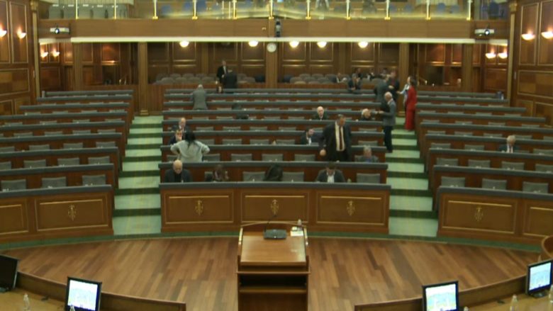 Pritej të niste në orën 10, deputetët nuk e marrin seriozisht seancën e Kuvendit për Ligjin e Pagave