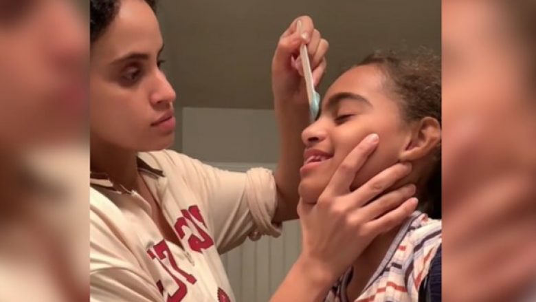 Një nënë depiloi fytyrën e vajzës 10-vjeçare, has në kritika të ashpra