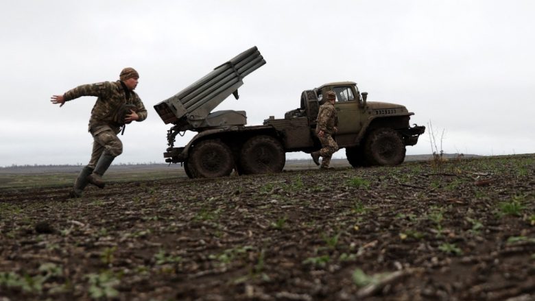 Rusët po ‘përballen me ferrin’ në Bakhmut, po humbasin 100 ushtarë në ditë në betejën e përgjakshme në këtë rajon të Ukrainës