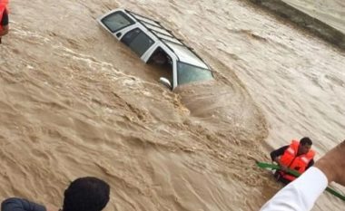 Përmbytje të rralla goditën Arabinë Saudite: Uji bart veturat në Mekë