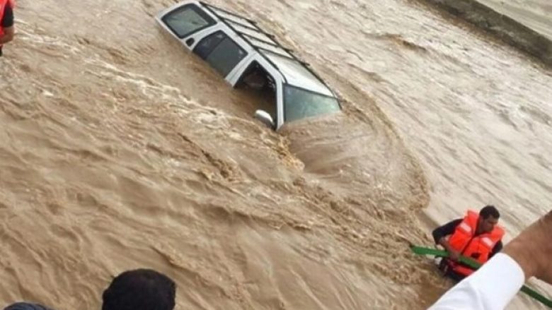 Përmbytje të rralla goditën Arabinë Saudite: Uji bart veturat në Mekë