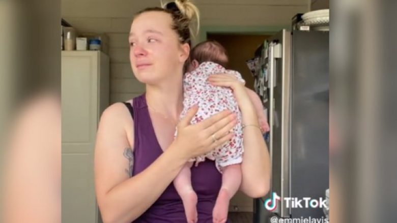 Një nënë regjistron një video me lot në sy: Më mungon liria, nuk kam kohë as të bëjë dush