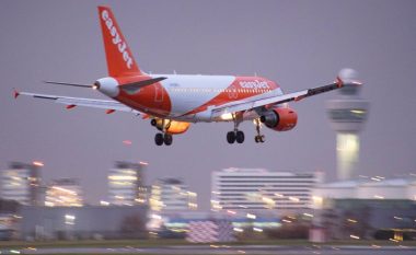Një aeroplan për në Mbretërinë e Bashkuar duhej të devijonte fluturimin pas raportimit për një bombë ‘të mundshme’ në bord